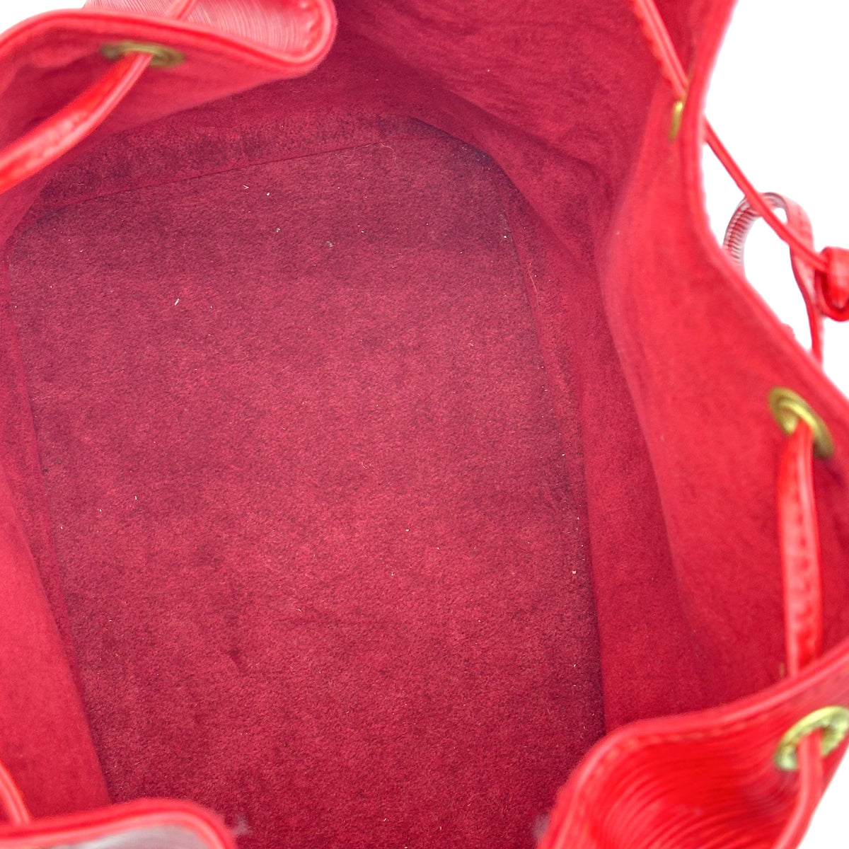 Louis Vuitton Noé Cuir Épi Rouge - intérieur ouvert, doublure rouge