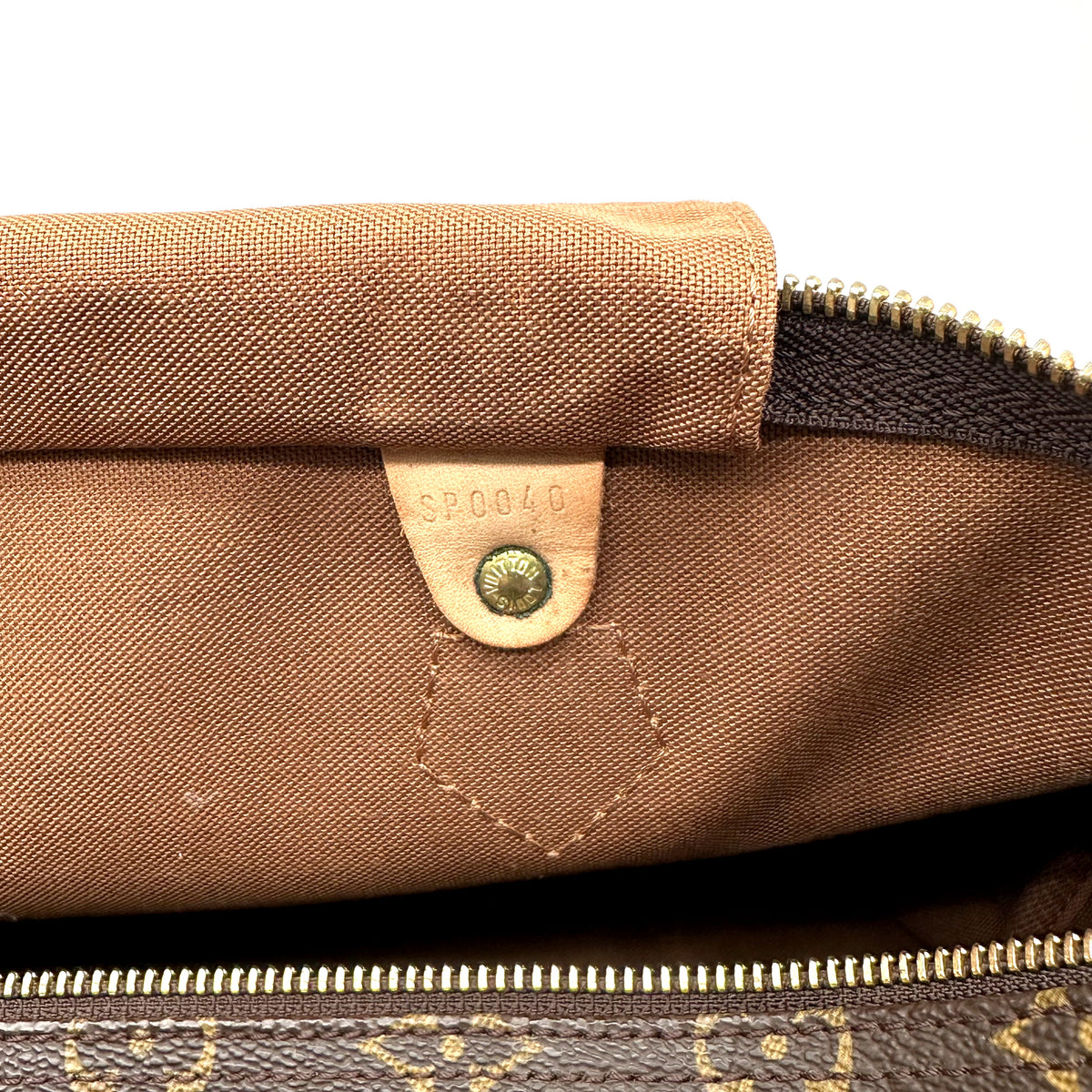 Louis Vuitton Speedy 30 Toile Monogram - détail de la doublure intérieure et de sa patte de cuir