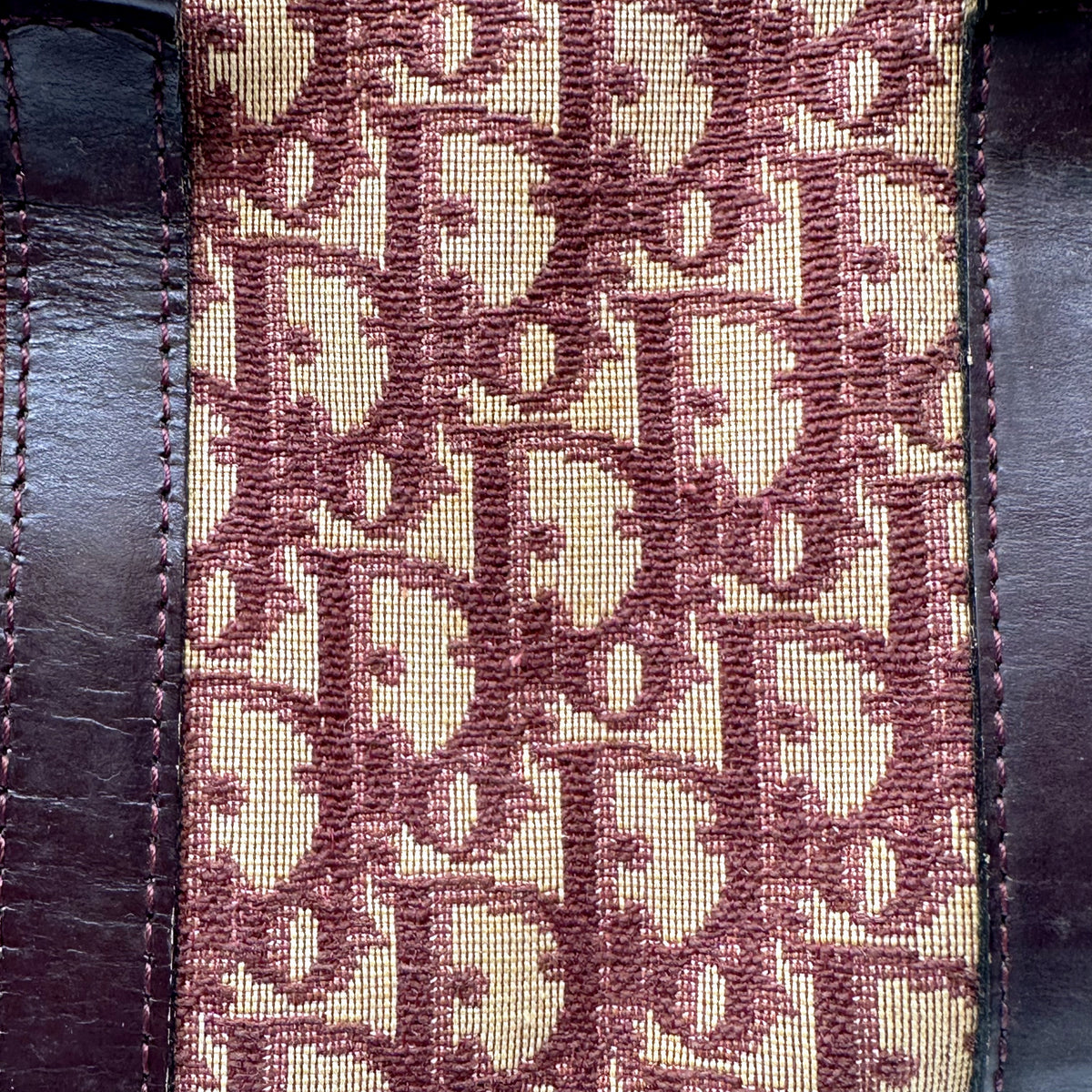 Dior Boston Toile Trotter Rouge - détail du jacquard et de la bande de cuir