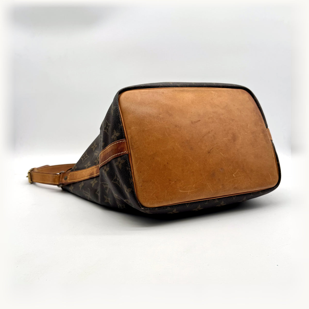 Louis Vuitton Petit Noé Lona Monogram - fundo e lado oposto em vista inclinada