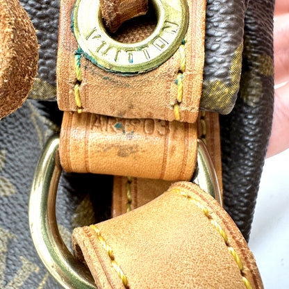 Louis Vuitton Noé Toile Monogram - détail d'un œillet et de la patte de cuir