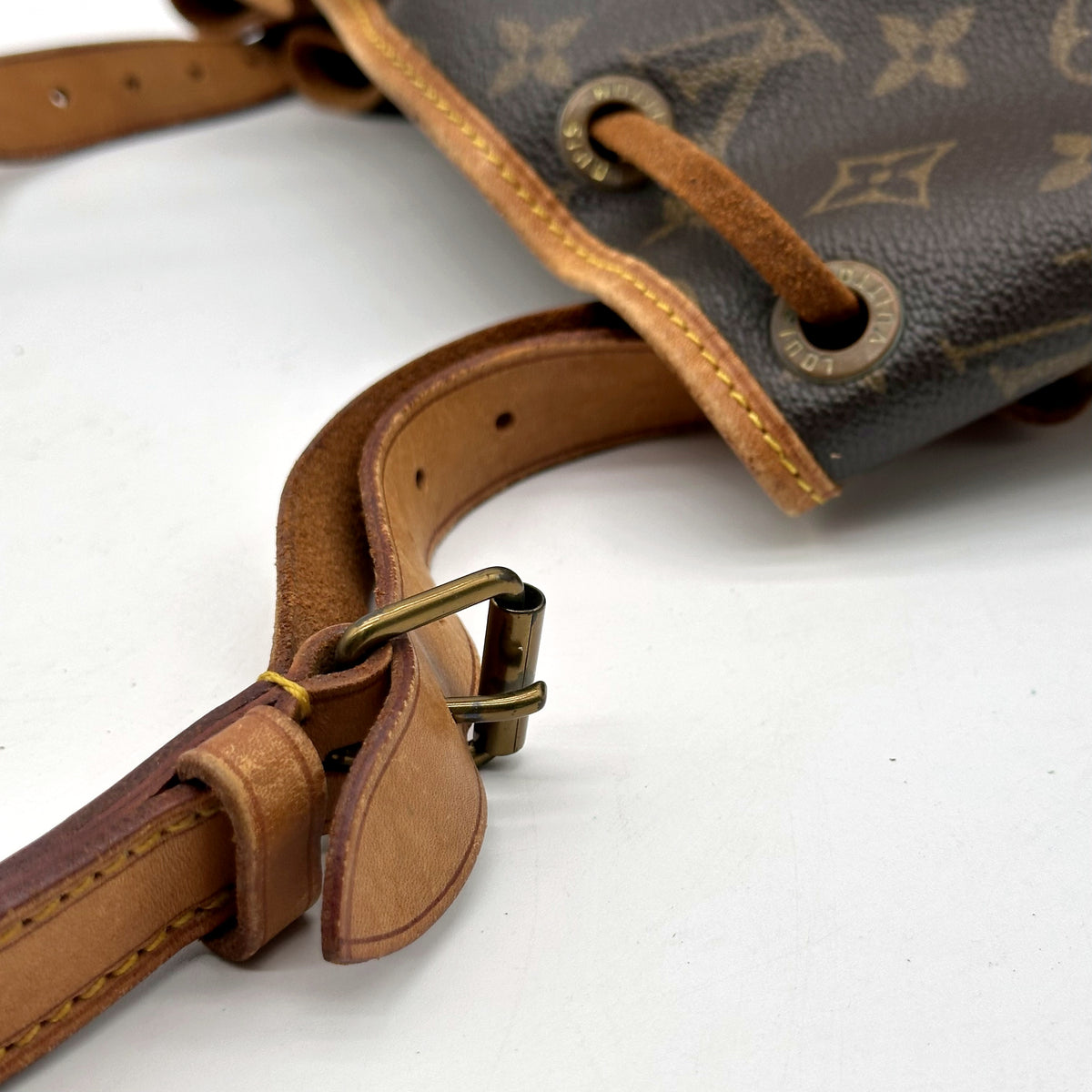 Louis Vuitton Noé Toile Monogram - détail de la boucle de réglage de la bandoulière