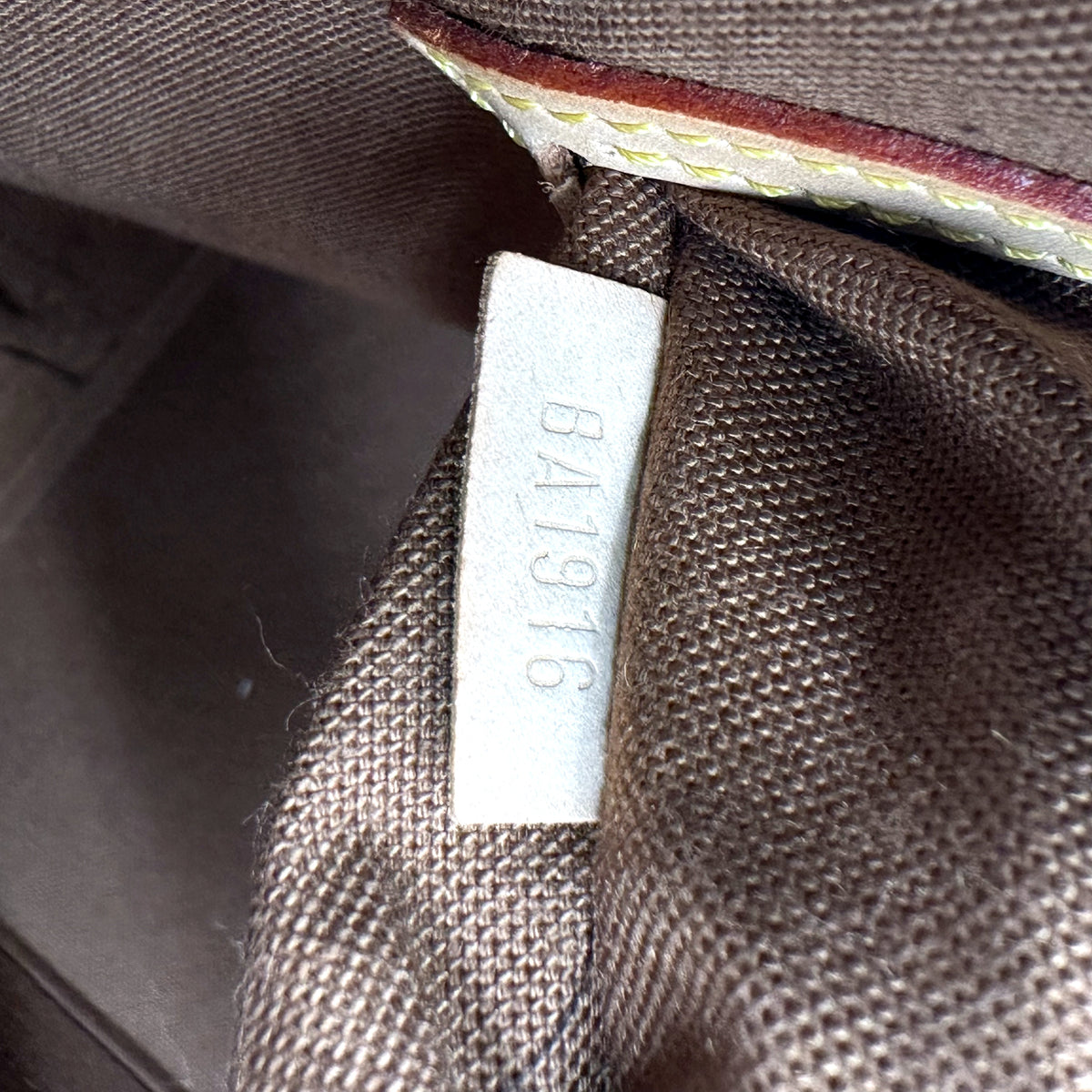Louis Vuitton Alma Toile Monogram - détail de l'étiquette intérieure