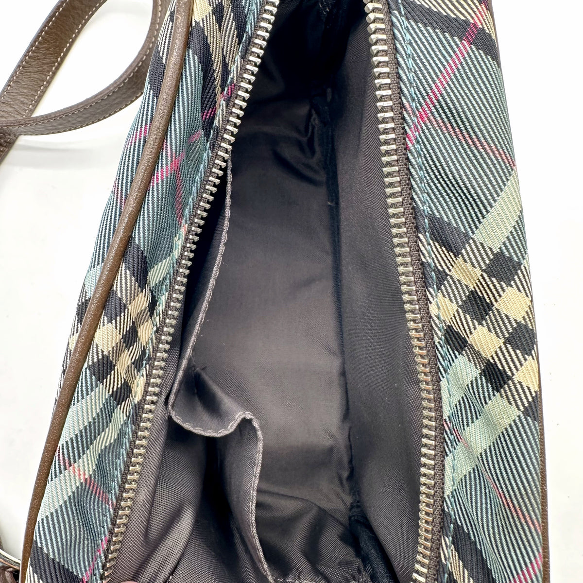 Burberry Sac bandoulière Toile Check Bleue - intérieur ouvert, doublure sombre