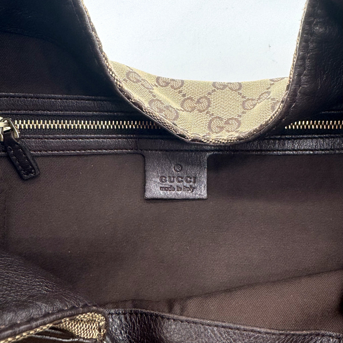 Gucci Hobo Toile GG et cuir marron - étiquette intérieure et poche zippée