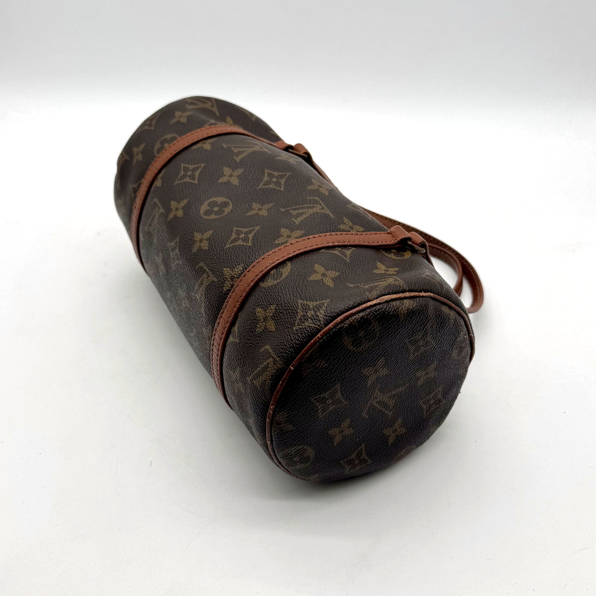 Louis Vuitton Papillon 26 Toile Monogram - vue en angle, sac posé