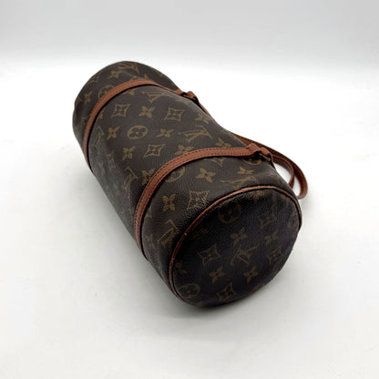 Louis Vuitton Papillon 26 Toile Monogram - vue en angle, sac posé