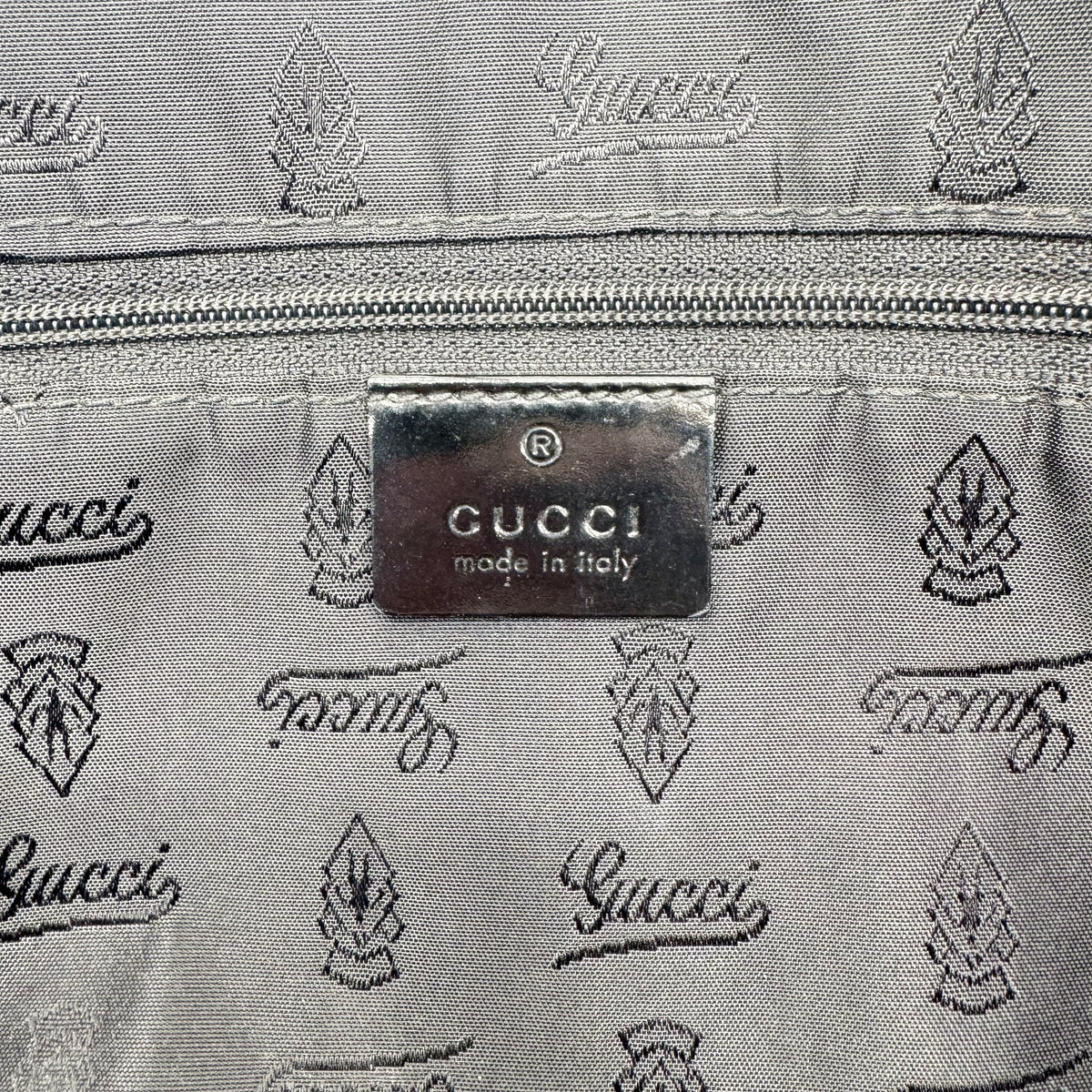 Gucci Tote Toile GG Beige et Cuir Verni Noir - intérieur, doublure logotypée et poche zippée