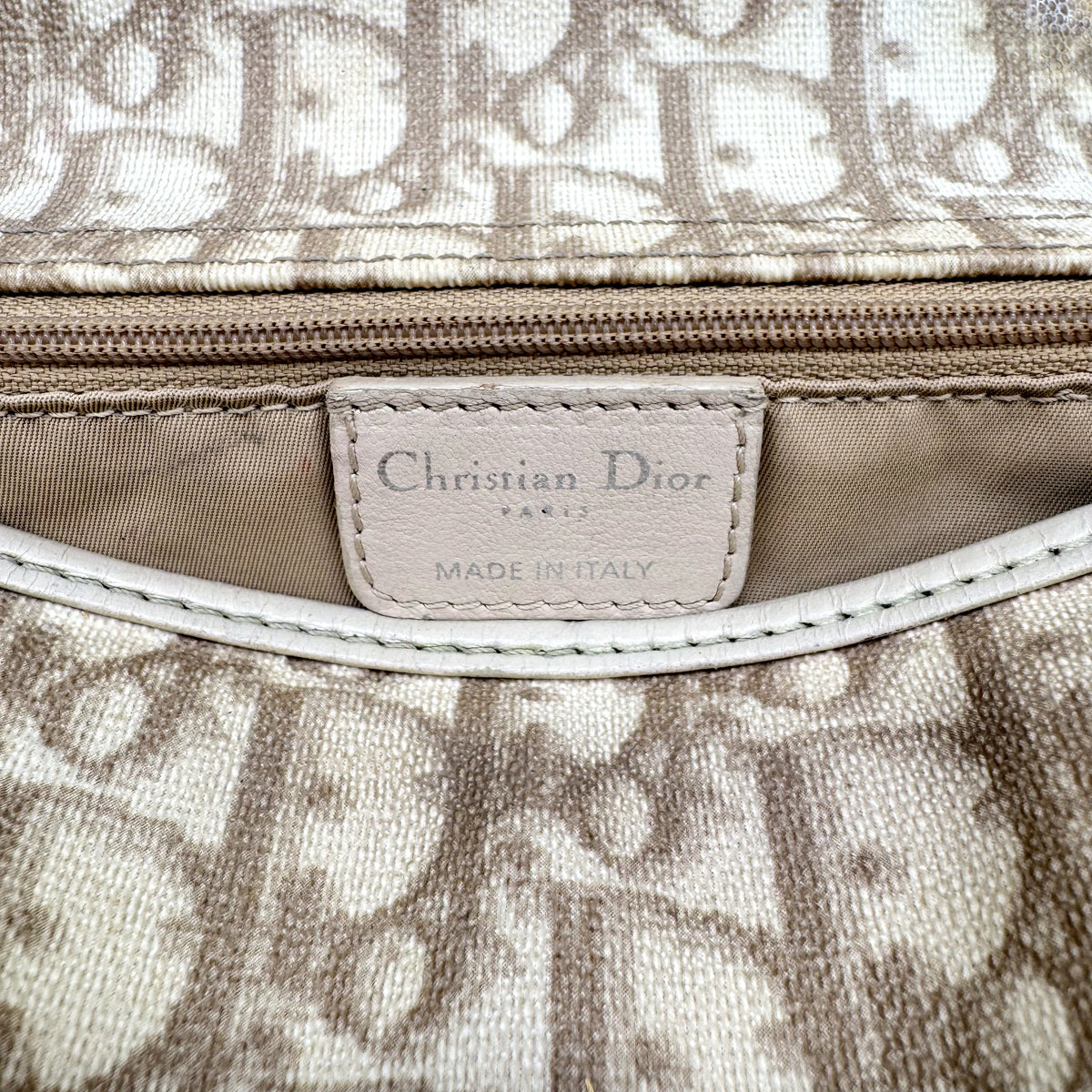 Dior Cabas Toile Trotter Beige - intérieur ouvert, doublure claire et poche zippée