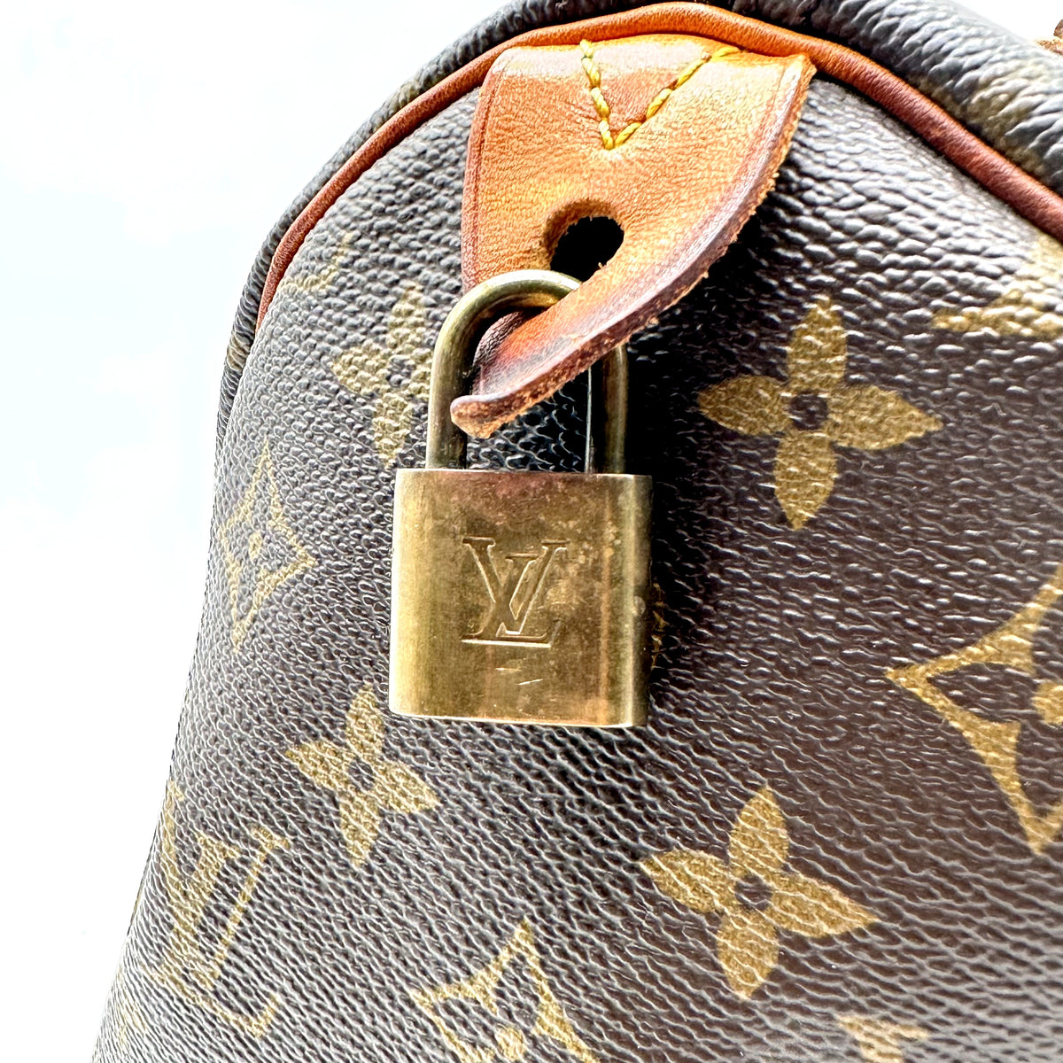 Louis Vuitton Speedy 35 Toile Monogram - détail du cadenas accroché au sac
