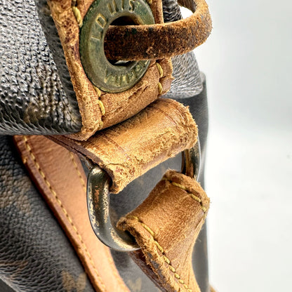 Louis Vuitton Noé Toile Monogram - détail du col et de l'anneau d'attache