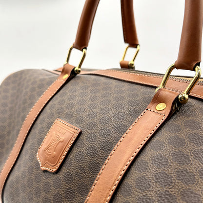Céline Boston Toile Macadam Brun - détail de l'écusson de cuir et des attaches