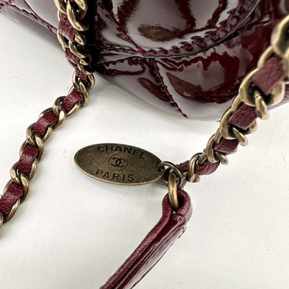 Chanel Matelassé Cuir Verni Bordeaux - détail de la plaque suspendue à la chaîne