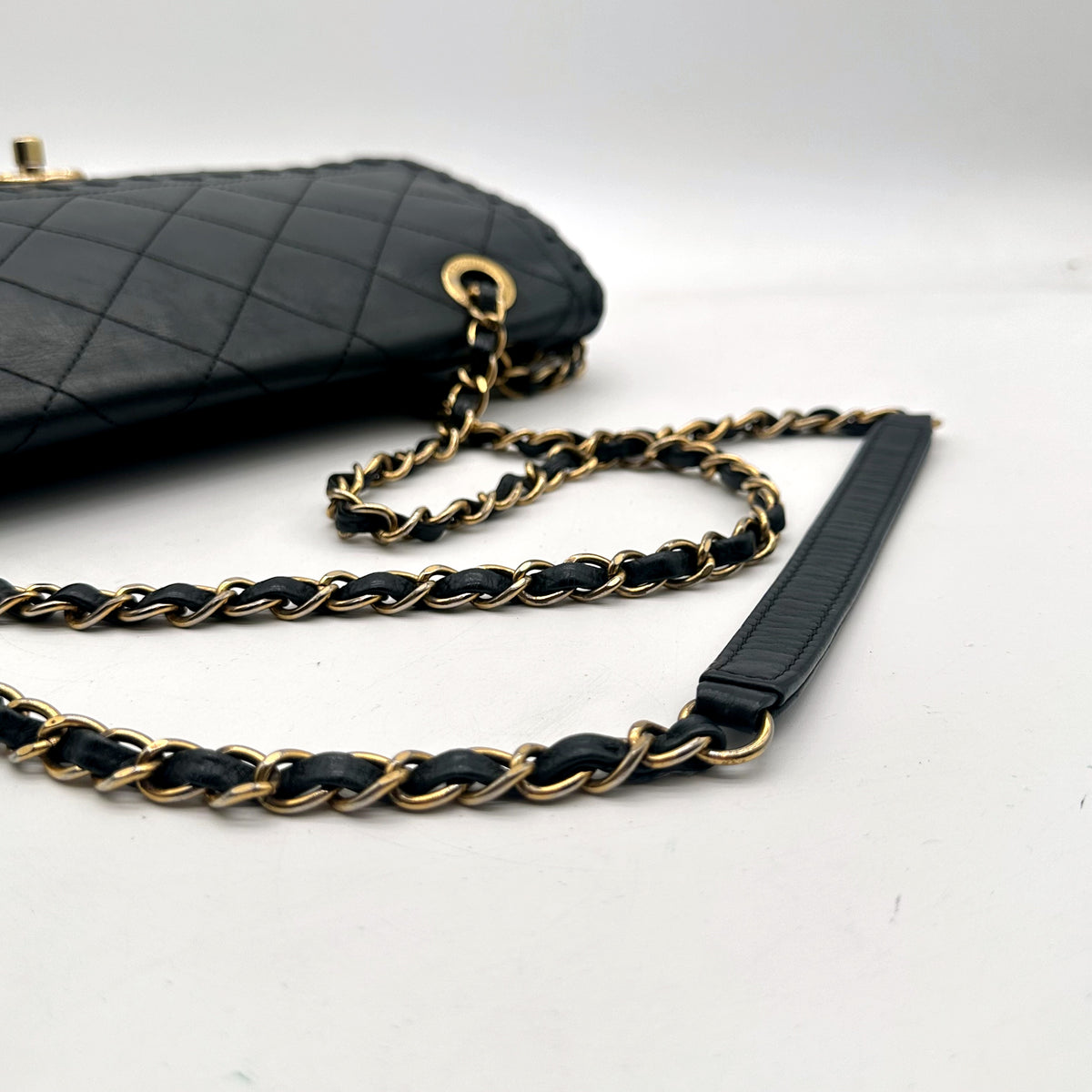 Chanel Matelassé Cuir Gris Anthracite - détail du haut du sac et de la chaîne