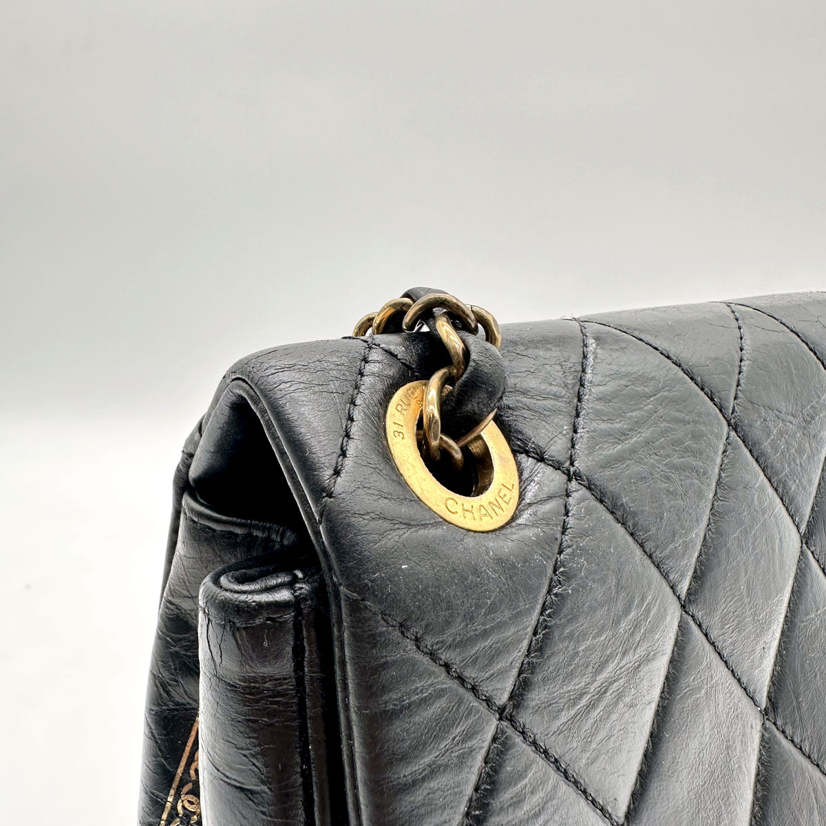 Chanel Single Flap Cuir d'agneau Noir - détail de l'anneau d'attache et du matelassage