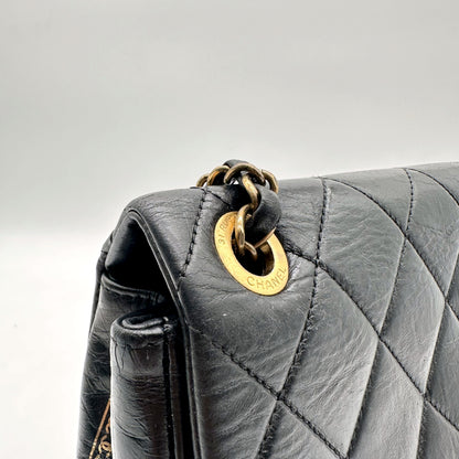 Chanel Single Flap Cuir d'agneau Noir - détail de l'anneau d'attache et du matelassage
