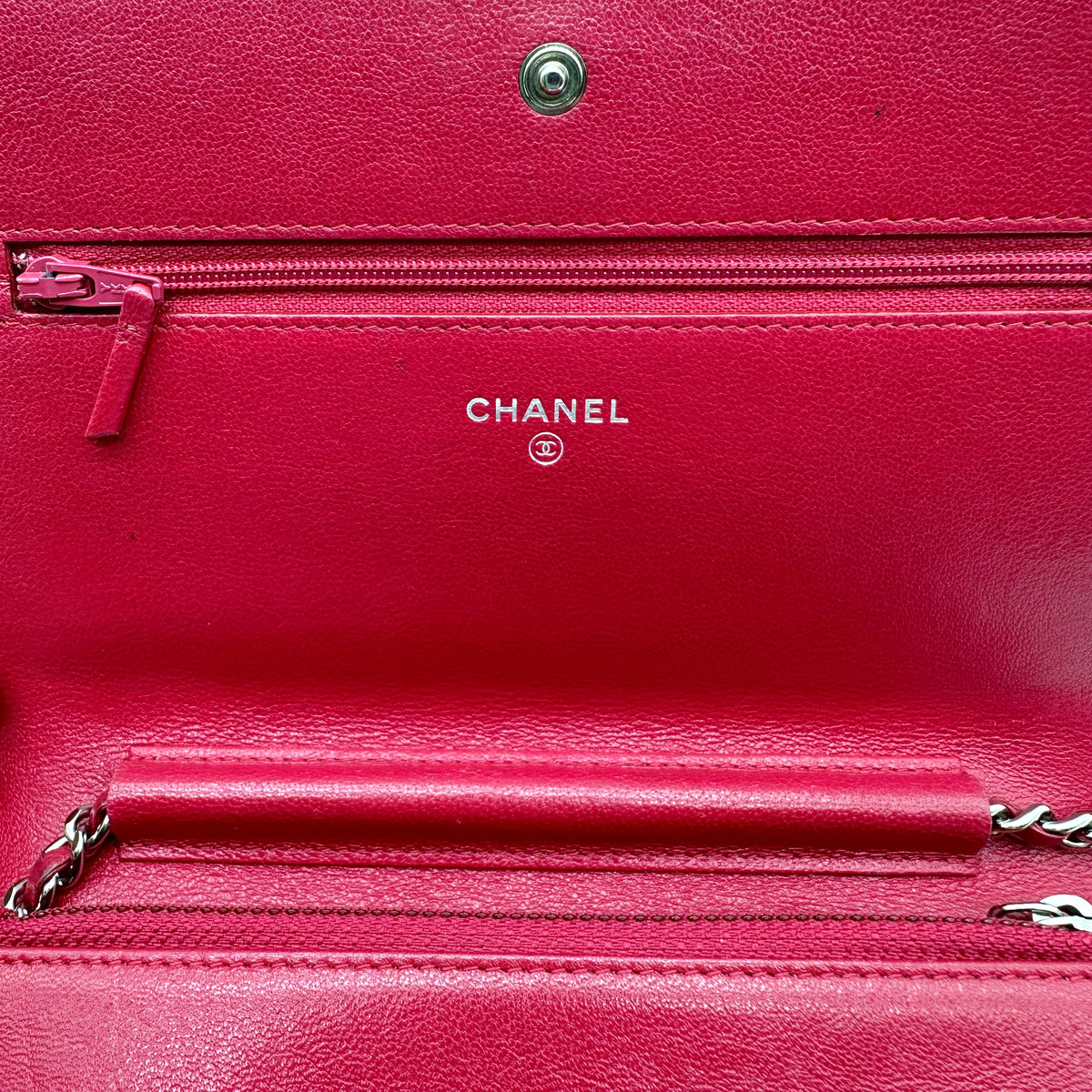Chanel Wallet on Chain Cuir Framboise - intérieur, emplacements cartes et poche zippée