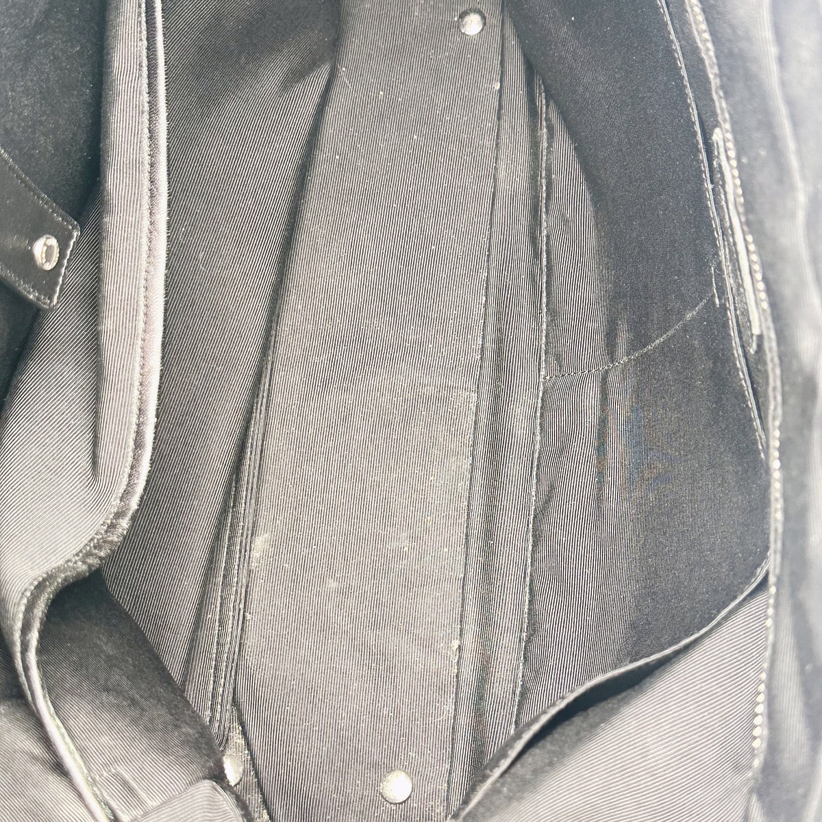 Saint Laurent Porte-documents Cuir Façon Croco Noir - intérieur ouvert, compartiments et doublure grise