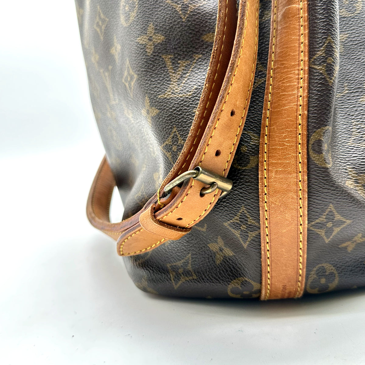 Louis Vuitton Petit Noé Toile Monogram - détail de la bandoulière et de sa boucle de réglage