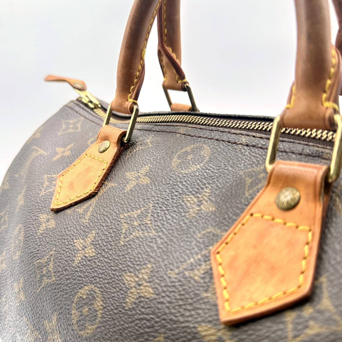 Louis Vuitton Speedy 30 Toile Monogram - détail des anses et attaches, autre côté