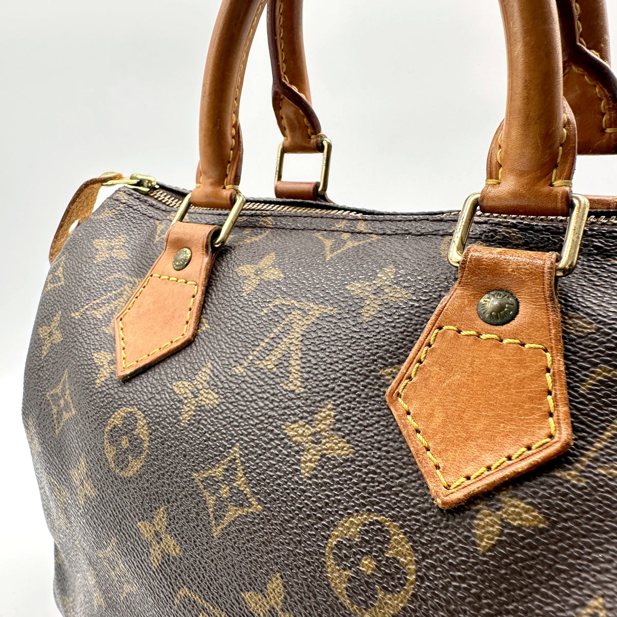 Louis Vuitton Speedy 30 Toile Monogram - détail des anses et attaches, autre côté