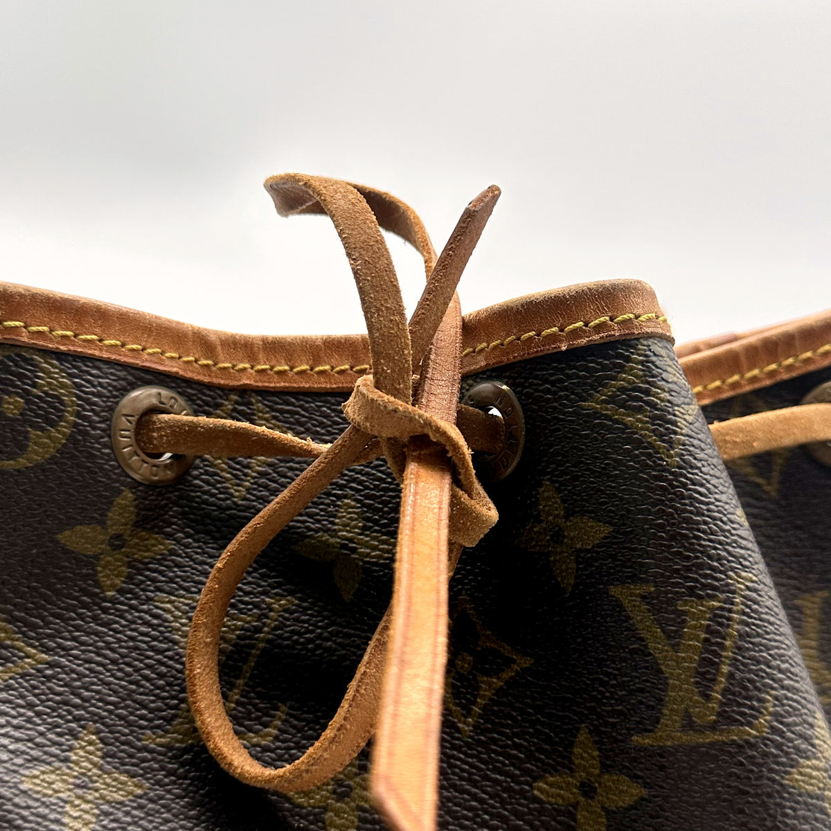 Louis Vuitton Grand Noé Toile Monogram - détail du lien coulissant