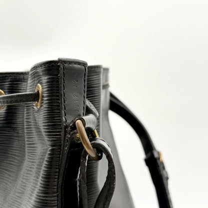 Louis Vuitton Noé Cuir Épi Noir - détail du haut du sac, œillets et attache de bandoulière