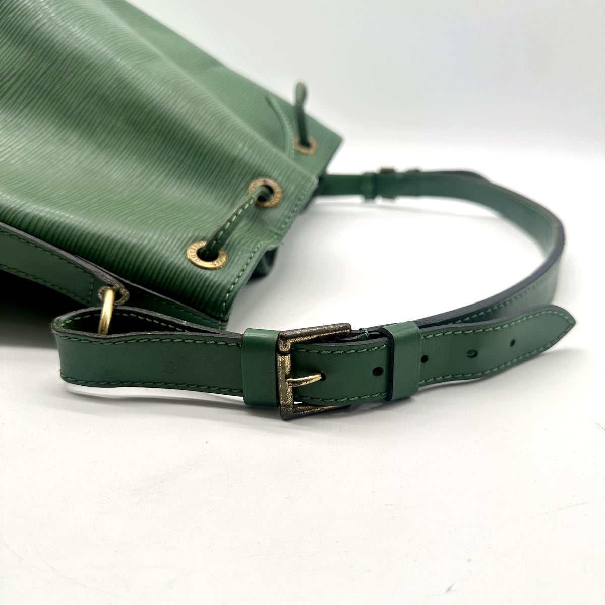 Louis Vuitton Petit Noé Cuir Épi Vert - détail de l'anse réglable et de sa boucle