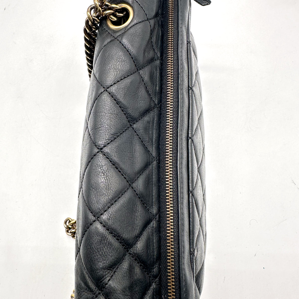 Chanel Double Chaîne Cuir Matelassé Noir - détail du zip supérieur et de la chaîne