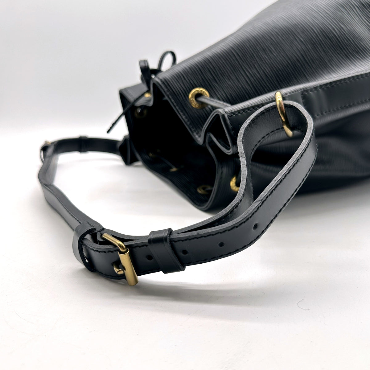 Louis Vuitton Petit Noé Cuir Épi Noir - détail de la boucle de réglage de l'anse