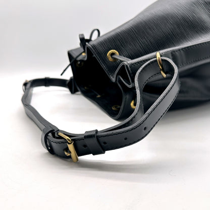 Louis Vuitton Petit Noé Cuir Épi Noir - détail de la boucle de réglage de l'anse