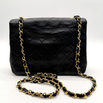 Chanel Mini Square Single Flap Cuir d'agneau Noir - vue de dos, chaîne déployée