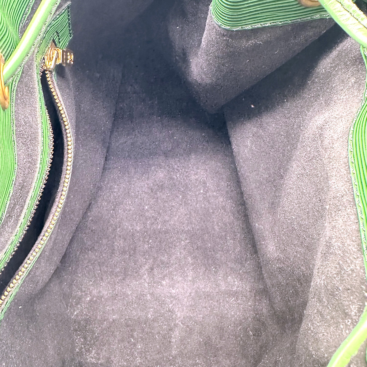 Louis Vuitton Petit Noé Cuir Épi Vert - intérieur, doublure textile grise
