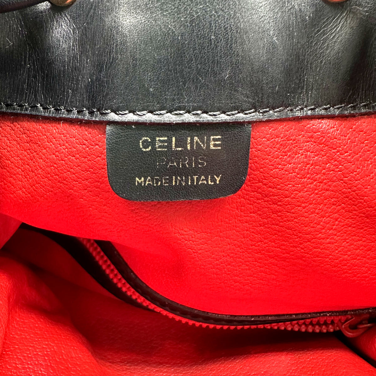 Céline Seau Cuir grainé noir - intérieur, doublure rouge et étiquette Céline Paris