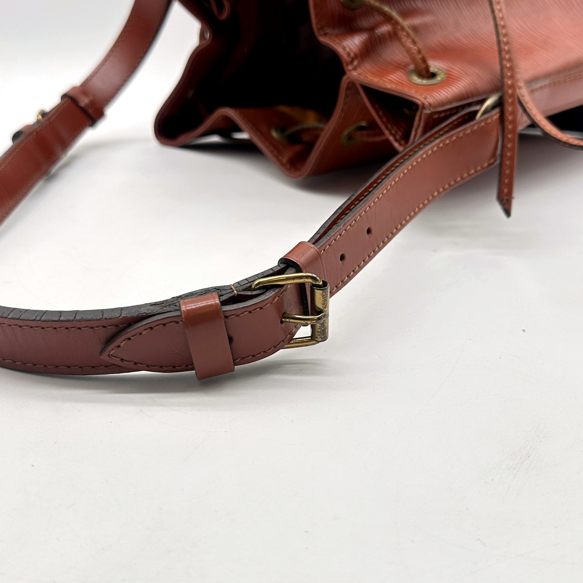 Louis Vuitton Noé Cuir Épi Marron - détail de l'anse réglable et de sa boucle