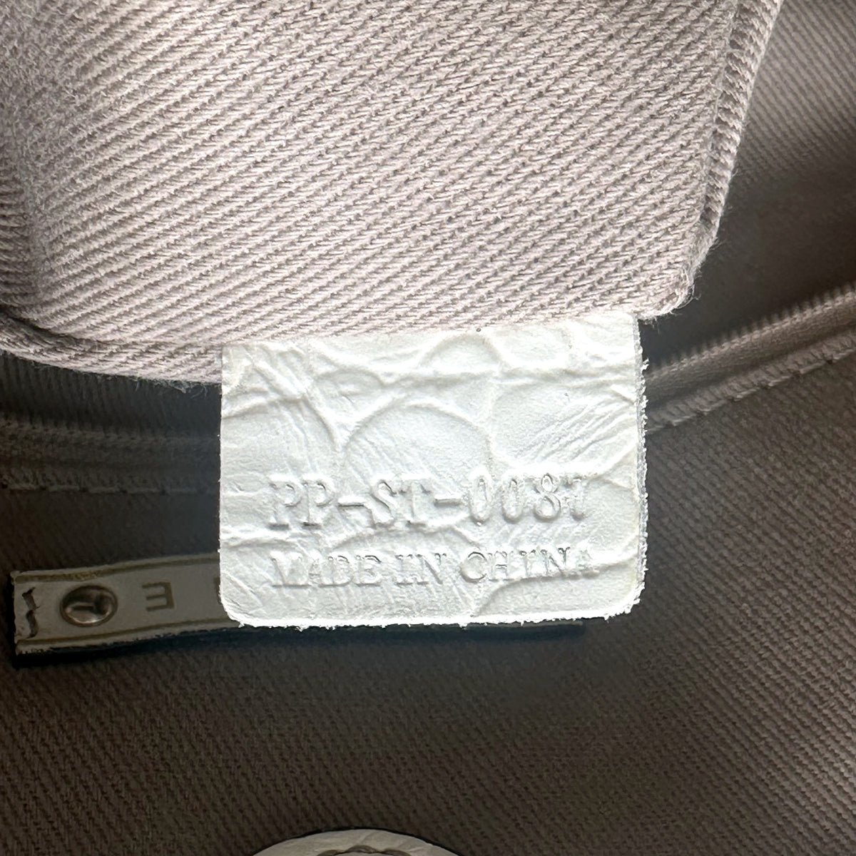 Céline Tote Toile Macadam Écru - détail de l'étiquette intérieure