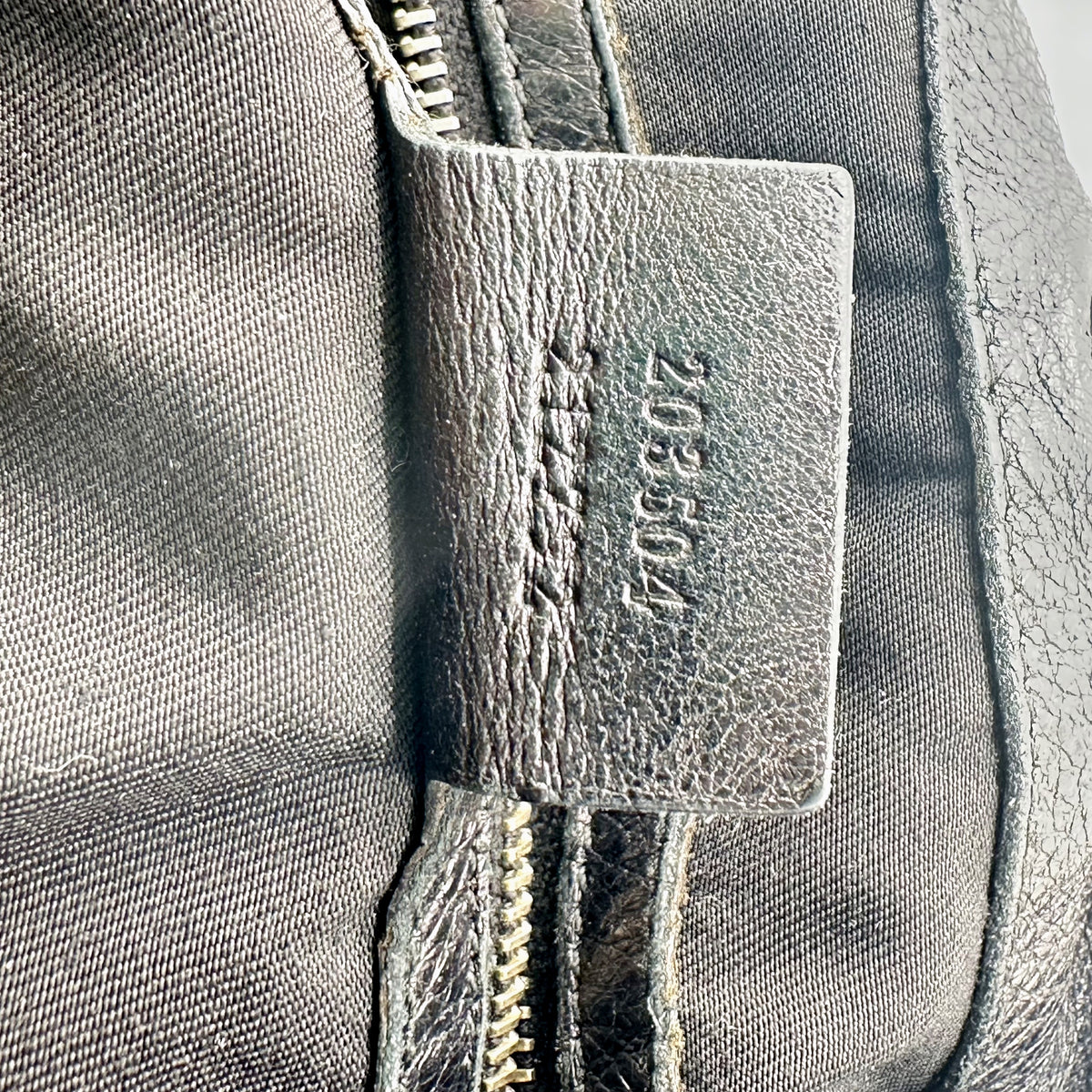 Gucci Hobo Toile GG Noir - détail de la patte de référence à l'intérieur