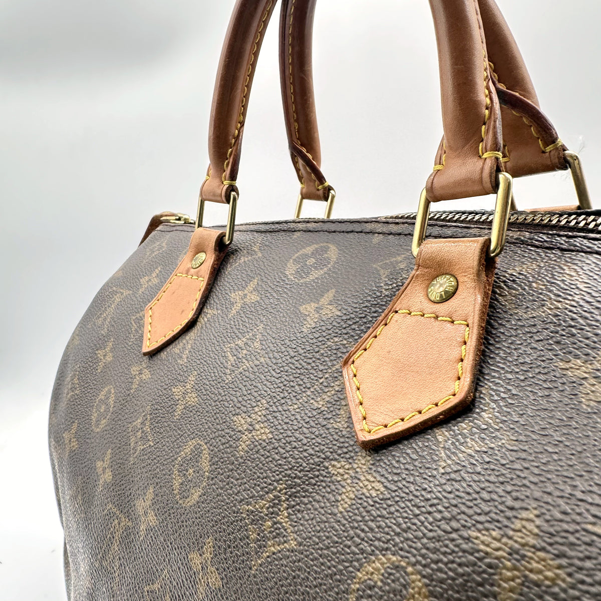 Louis Vuitton Speedy 30 Toile Monogram - vue de trois quarts, anses relevées