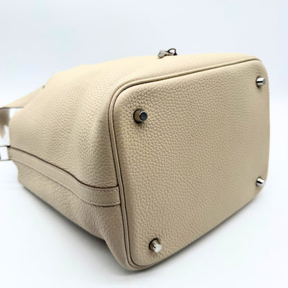 Hermès Picotin 18 cuir grainé crème - coin du fond et arêtes