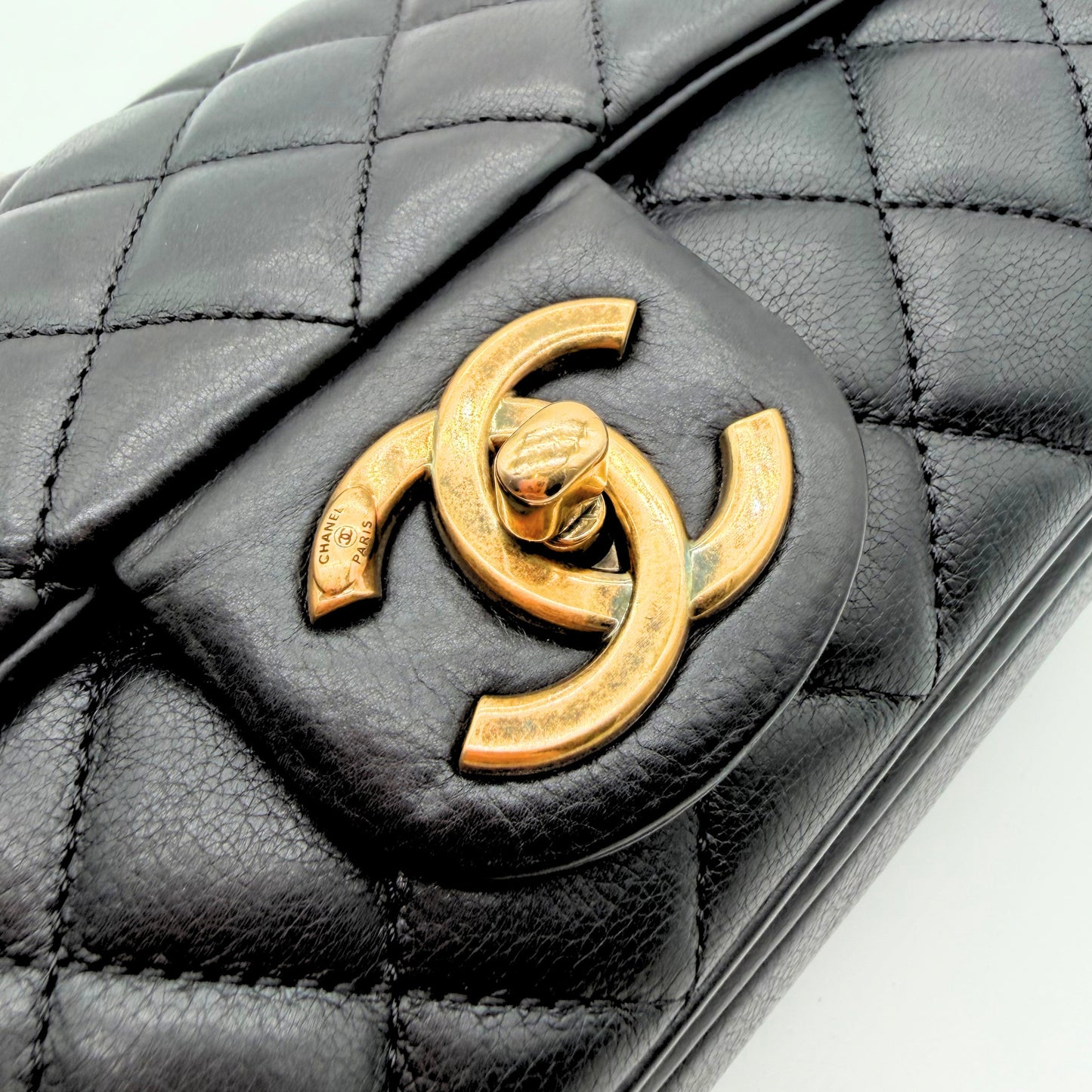 Chanel Sac à rabat matelassé cuir d'agneau - détail du fermoir CC tournant