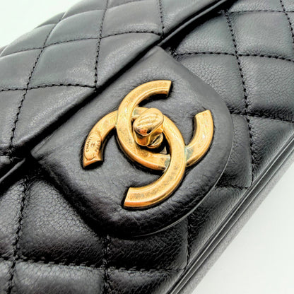 Chanel Sac à rabat matelassé cuir d'agneau - détail du fermoir CC tournant