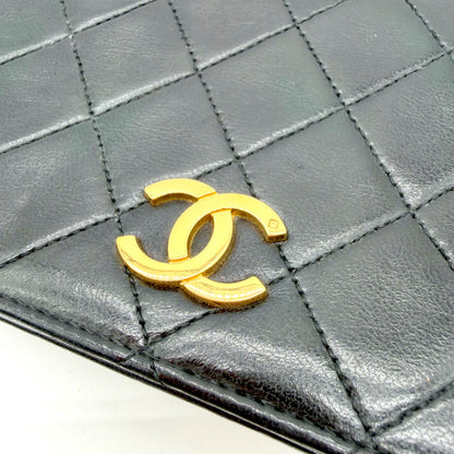 Chanel Wallet on Chain cuir d'agneau matelassé noir - détail du fermoir CC tourniquet plaqué or
