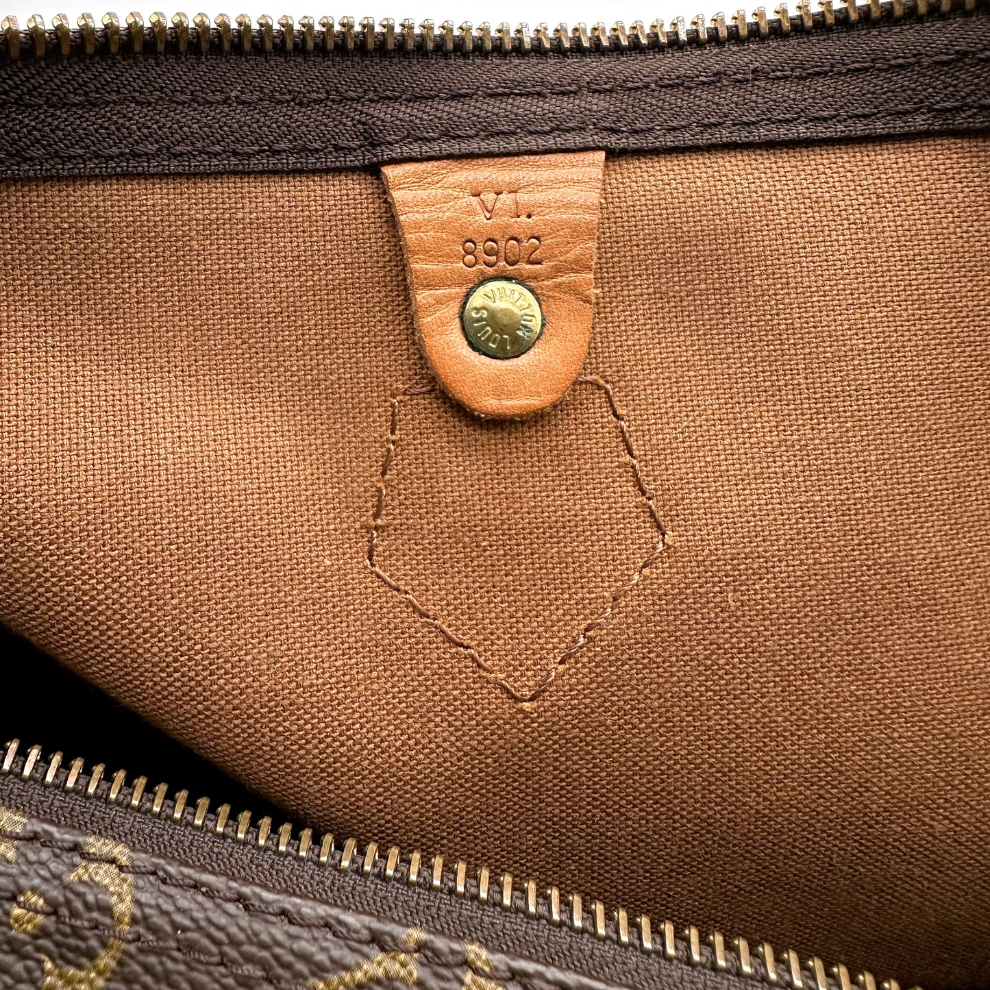 Louis Vuitton Speedy 35 toile Monogram - gros plan de la poche intérieure et de son code date