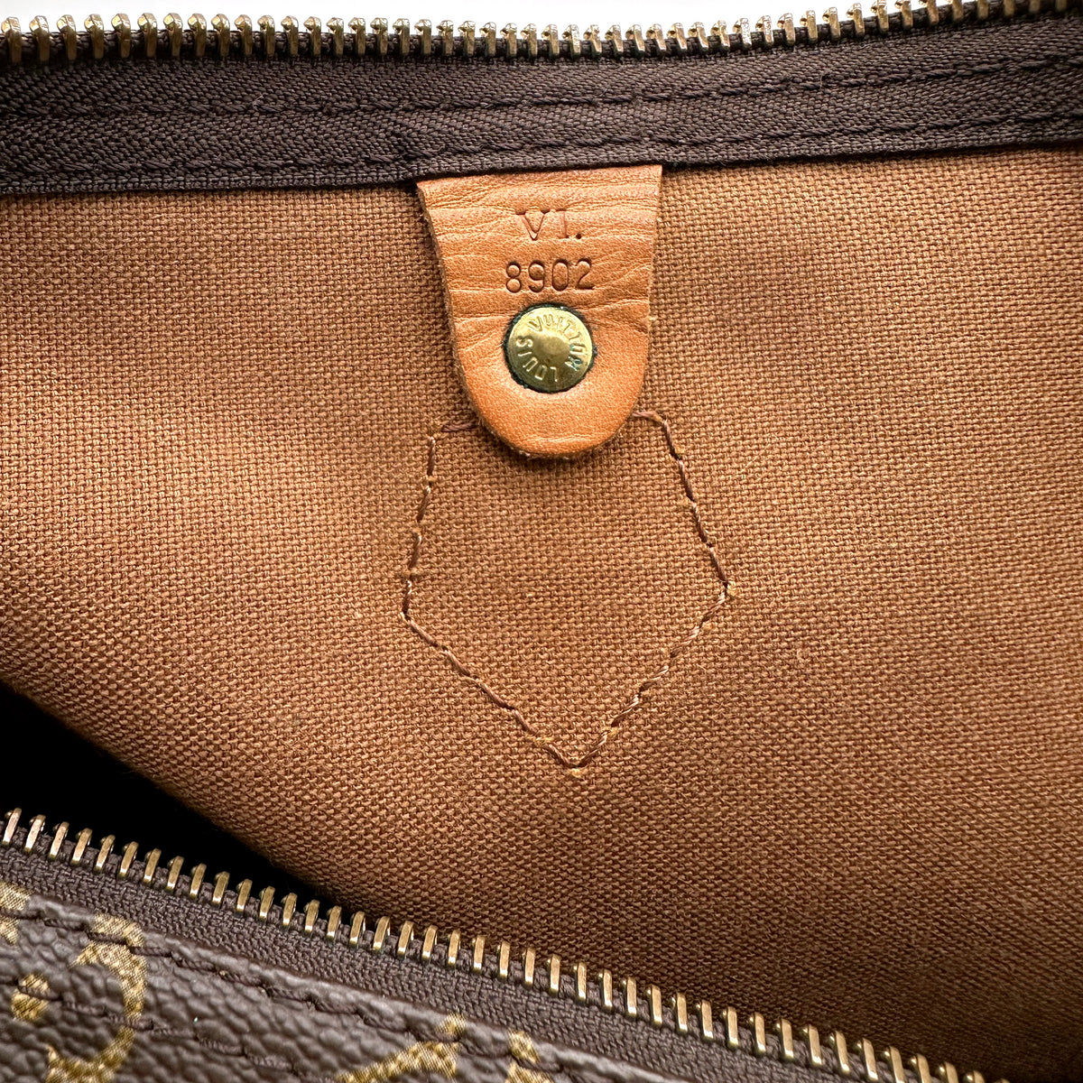 Louis Vuitton Speedy 35 toile Monogram - gros plan de la poche intérieure et de son code date