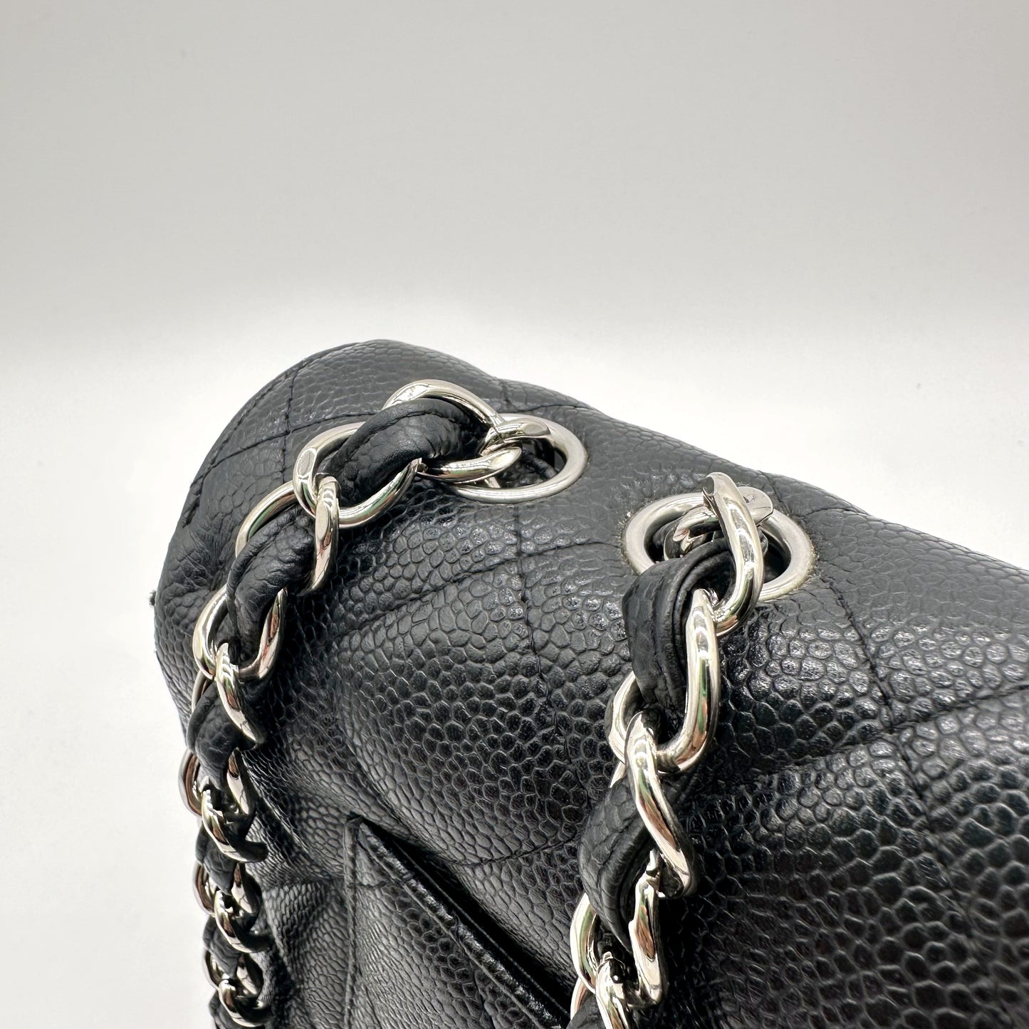 Chanel Timeless 30 cm Cuir Caviar Noir - détail de l'attache de chaîne sur le côté