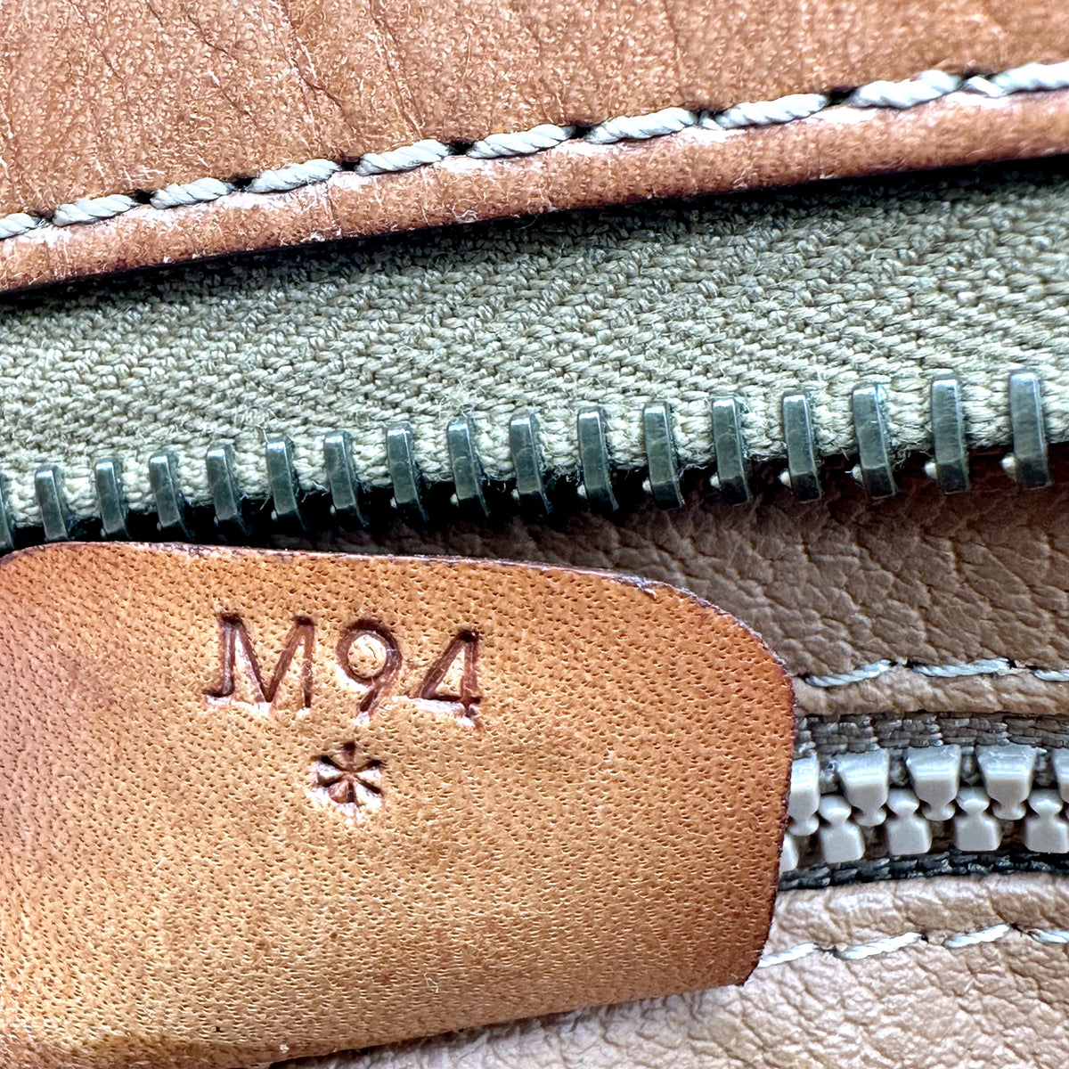Céline Pochette Toile Macadam - détail de la patte de cuir intérieure