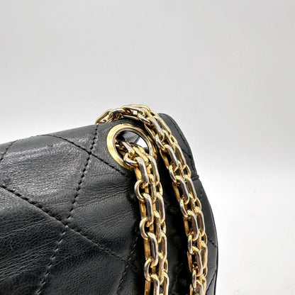 Chanel Timeless 25 cm Cuir d'agneau Noir - détail de la chaîne et du bord du rabat