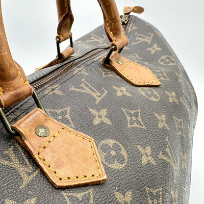 Louis Vuitton Speedy 40 Toile Monogram - détail d'une anse, de sa patte et de son rivet