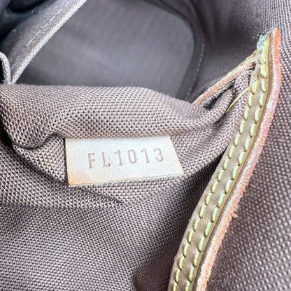 Louis Vuitton Alma Toile Monogram - détail de la doublure intérieure et de sa patte de cuir