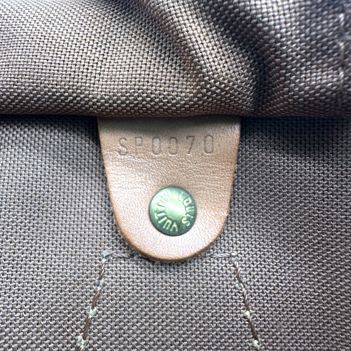 Louis Vuitton Speedy 35 Toile Monogram - détail de la doublure intérieure et de sa patte de cuir